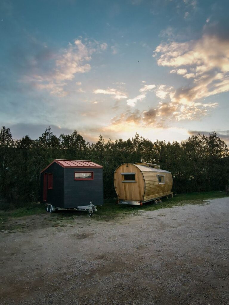 photo montrant une tiny house et une roulotte cote a cote