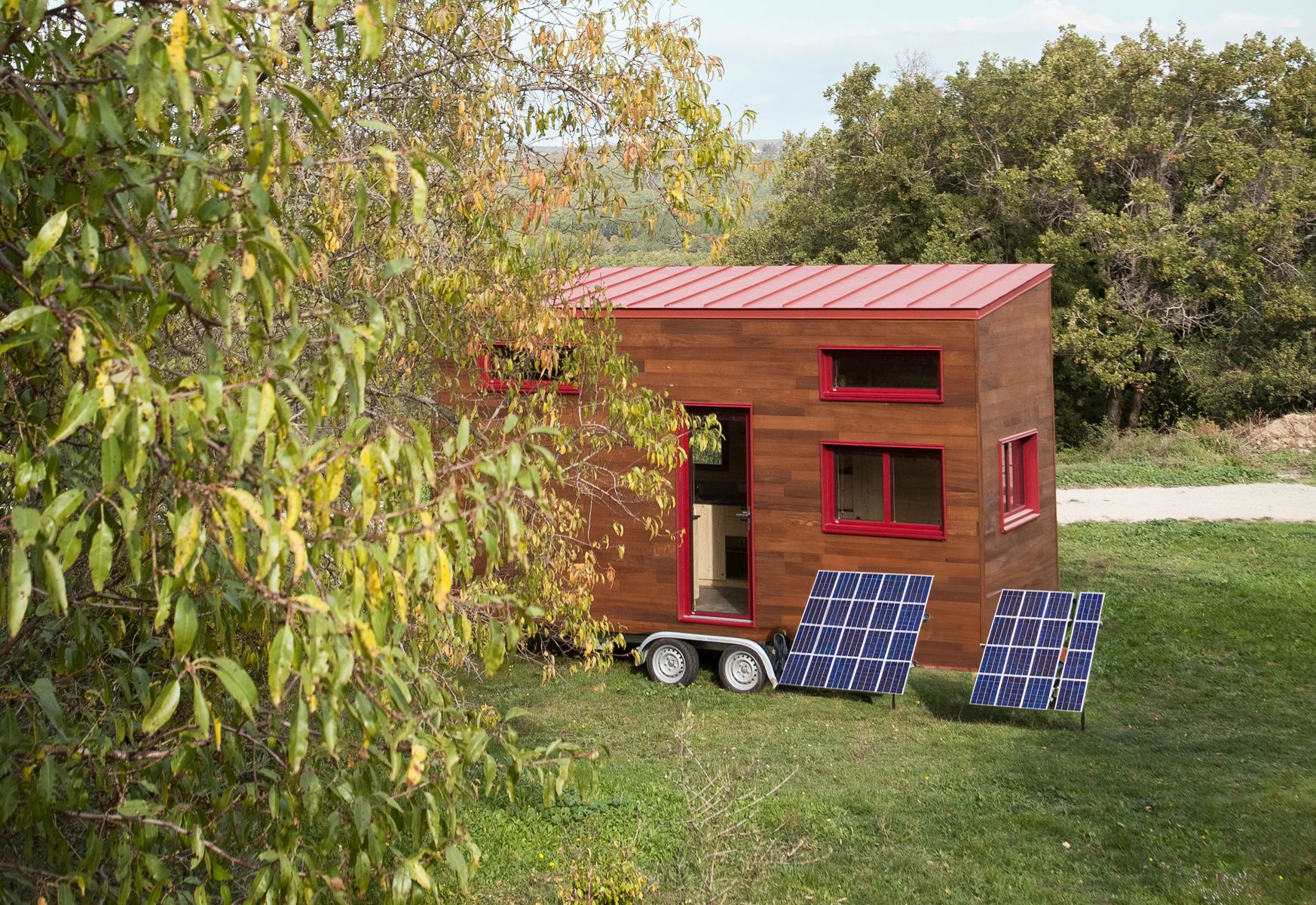 photo d'une tiny house autonome avec panneaux solaires