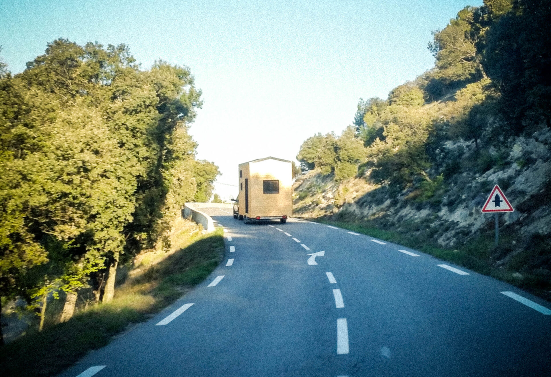 photo d'une tiny house sur la route