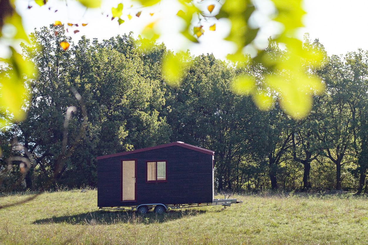 photo d'une tiny house dans un champ