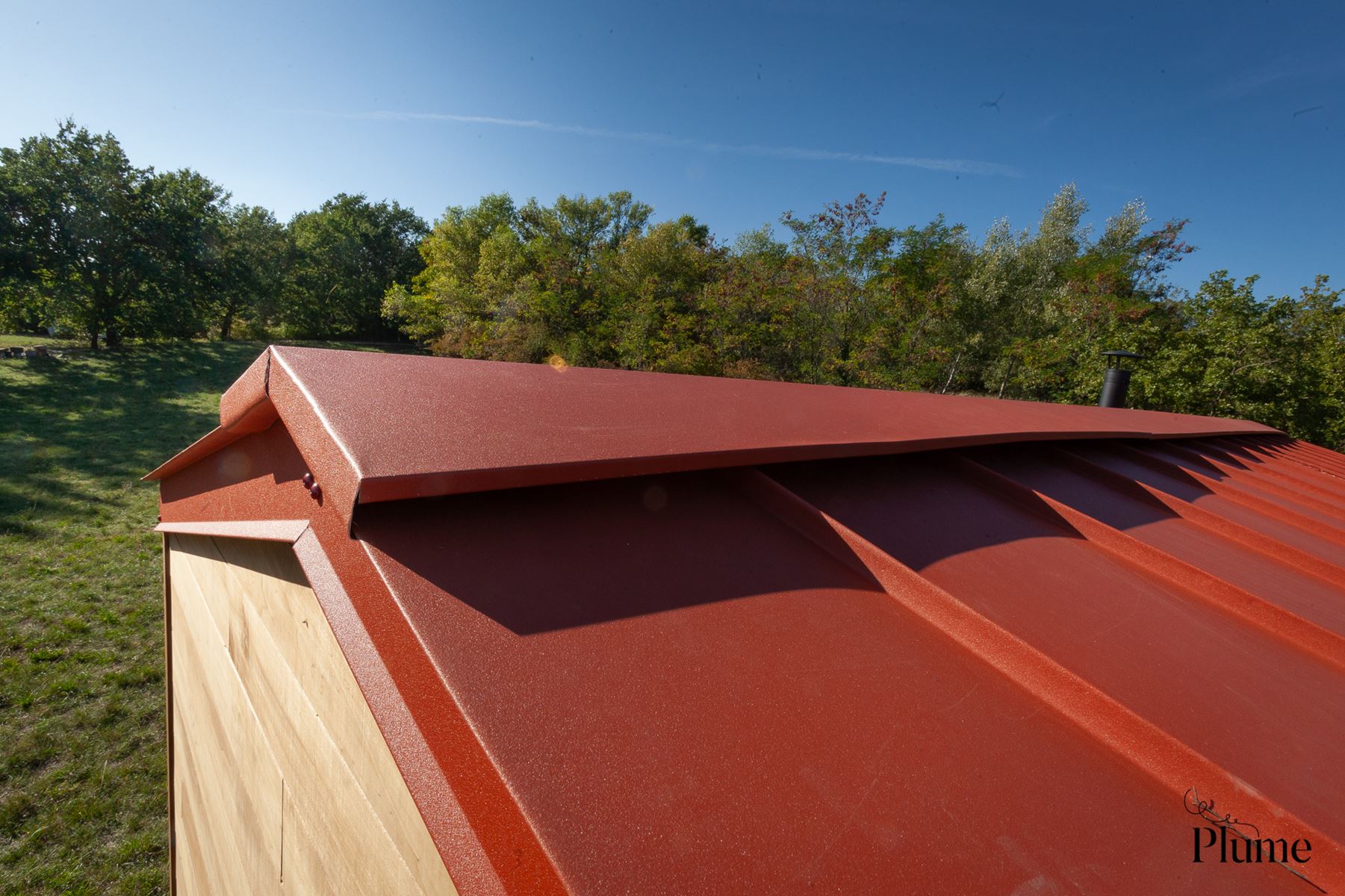 photo de détail d'une toiture en bac aluminium à joint debout rouge