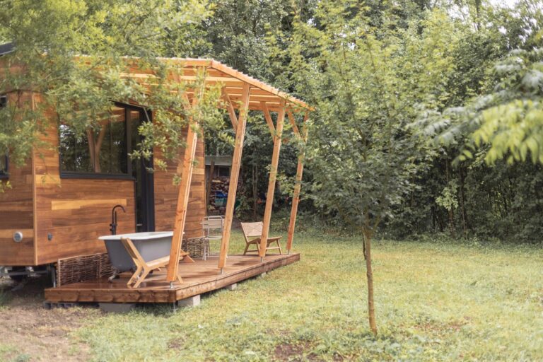 une tiny house dans un environnement naturel