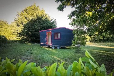 Tiny house Tanjun immergée dans un décor naturel