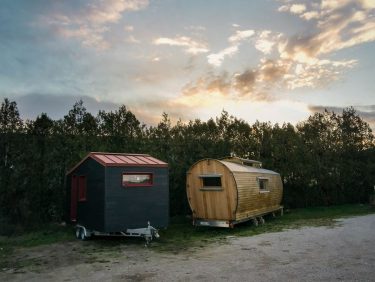 photo montrant une tiny house et une roulotte cote a cote