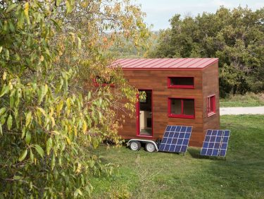 photo d'une tiny house autonome avec panneaux solaires