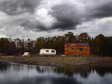 Photo représentant la différence entre une tiny house, une caravane et une tente
