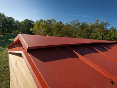 photo de détail d'une toiture en bac aluminium à joint debout rouge