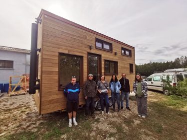 photo d'un groupe d'étudiant en environnement devant une tiny house
